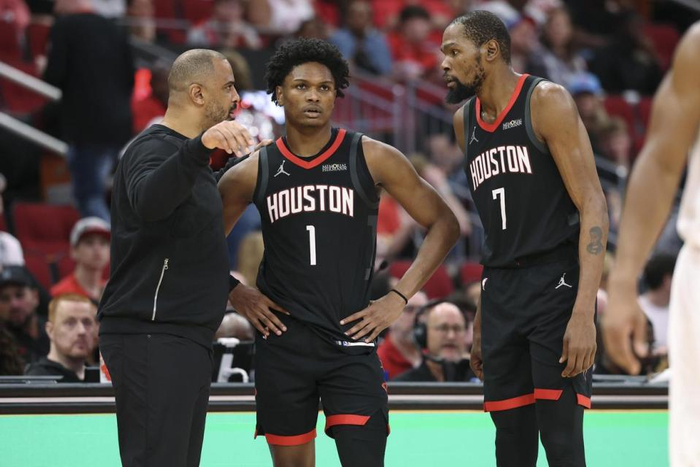 阿门汤普森领跑后卫进攻篮板率 多位置能力成火