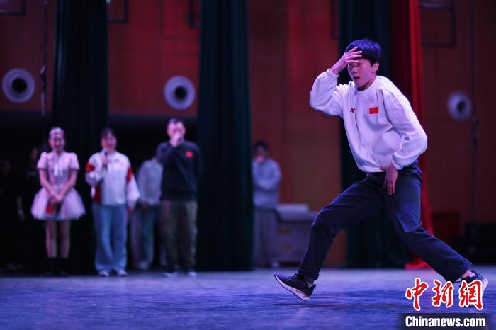 霹雳舞老将曾莹莹的奥运逐梦之路：从田径到B