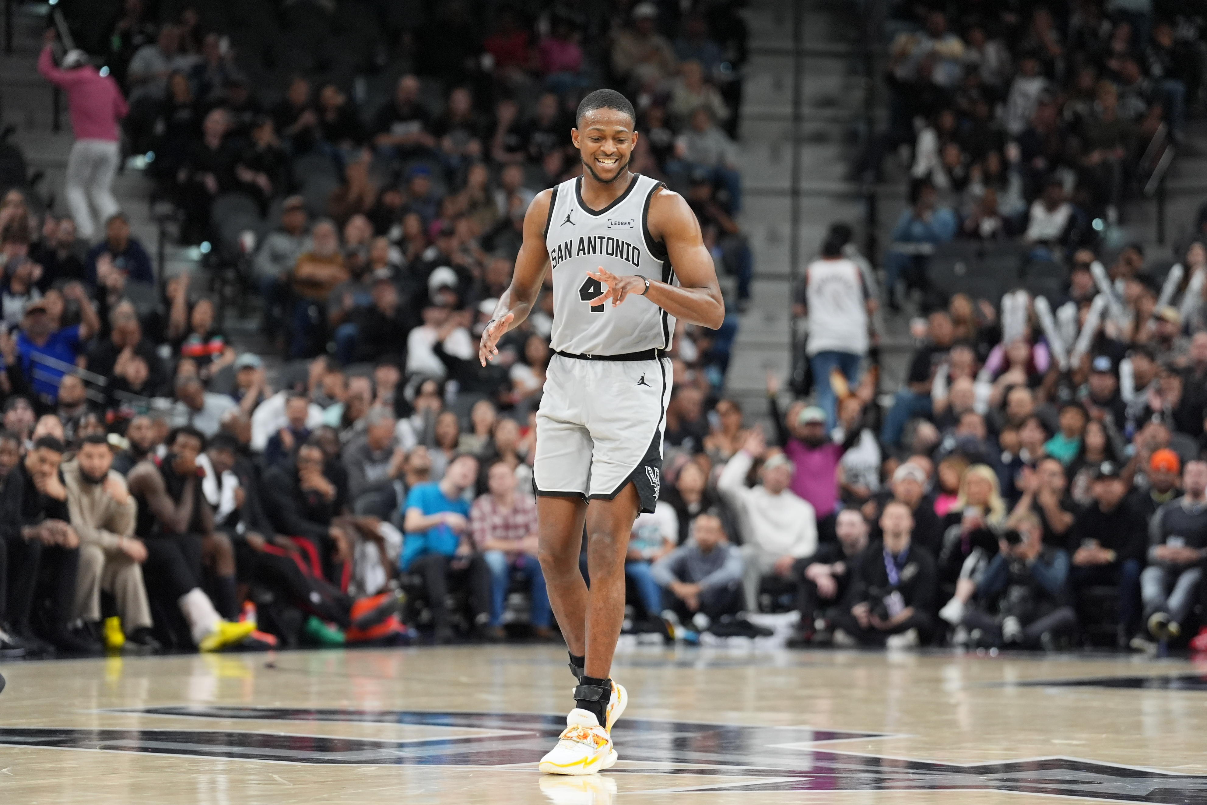 马刺双星闪耀轻取步行者 文班亚马防守建功助队