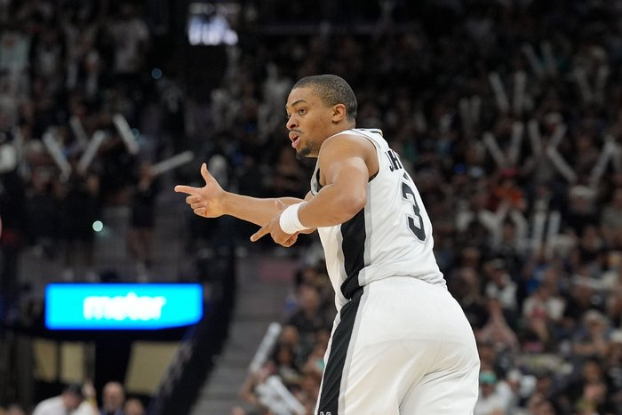 马刺双星闪耀轻取步行者 文班亚马防守建功助队