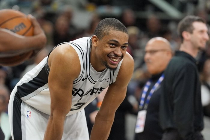 马刺双星闪耀轻取步行者 文班亚马防守建功助队