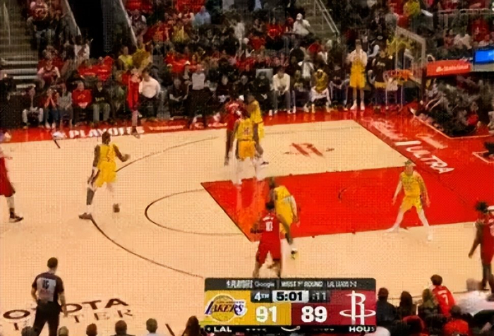 湖人3-0领先火箭 詹姆斯29分引领逆转
