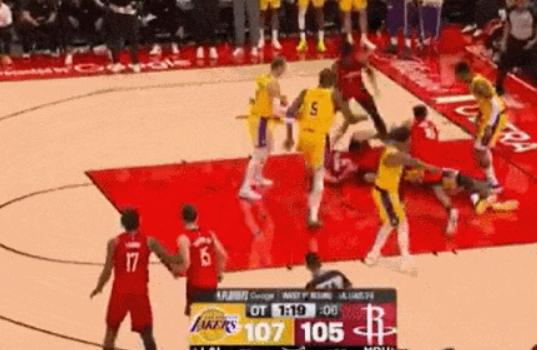 湖人3-0领先火箭 詹姆斯29分引领逆转