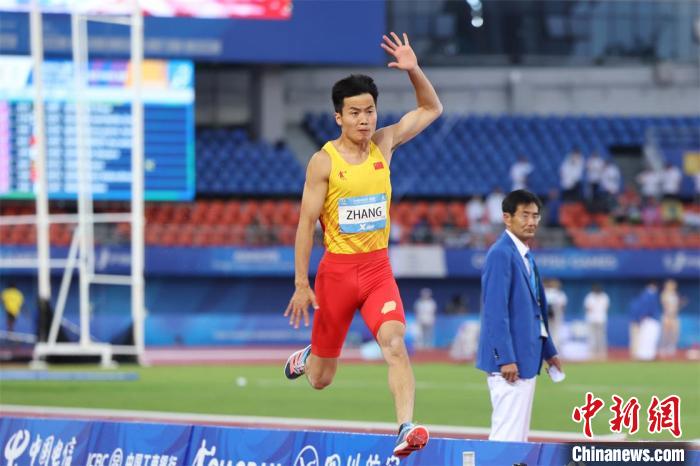 黑龙江选手张景强成都大运会男子跳远夺金